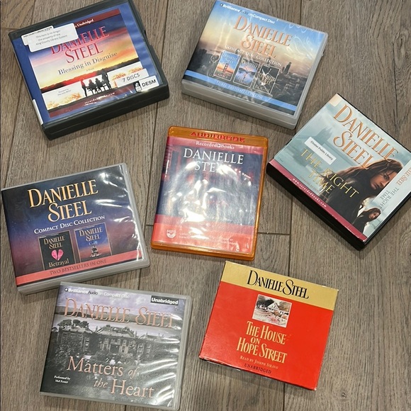 Lot of 7 Danielle Steel Audiobook CDs- Suspects, The Right Time, Betrayal, Rogue - Picture 1 of 16